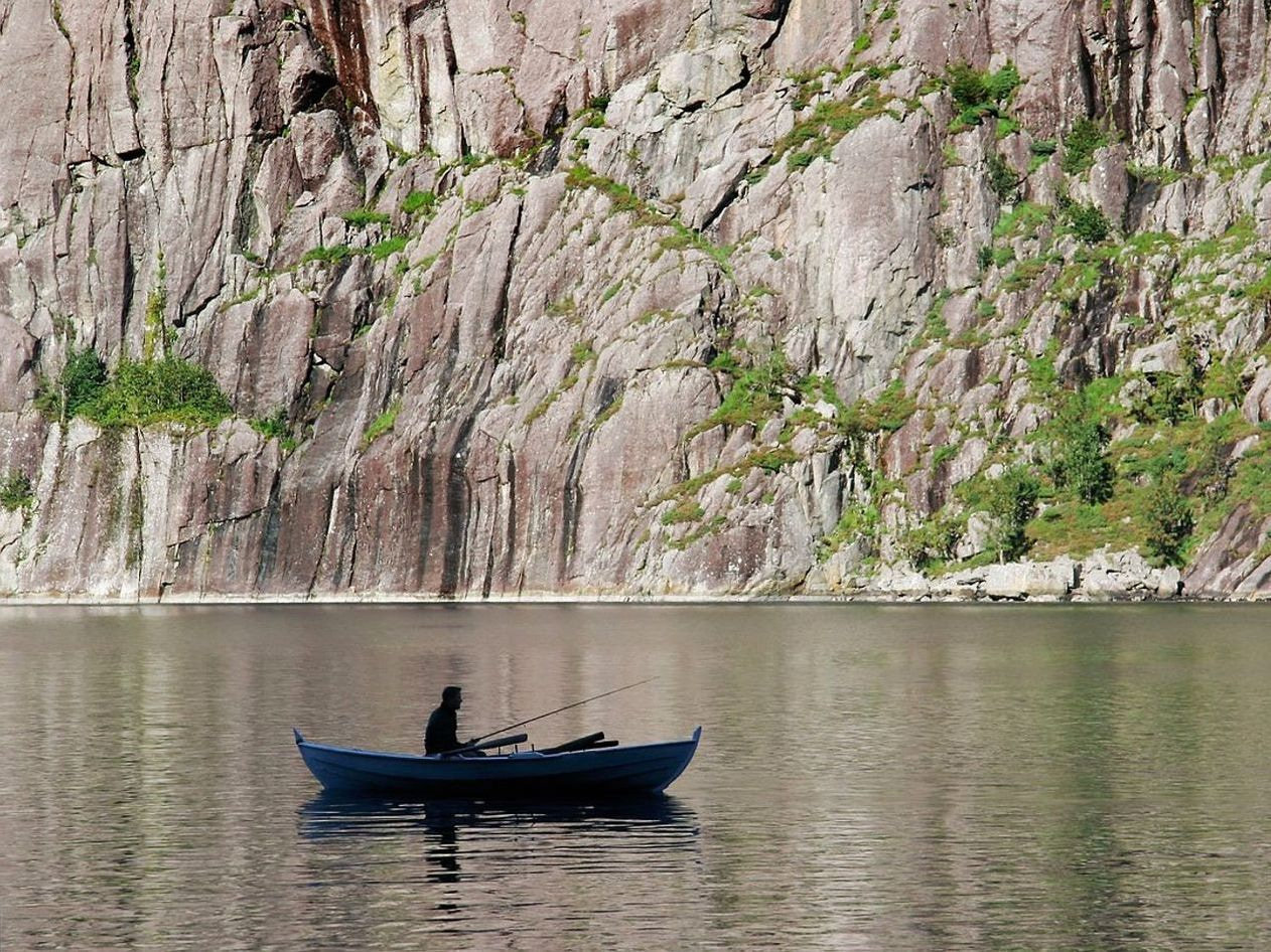 Peixe grande em lago de montanha com superficie clara e profunda